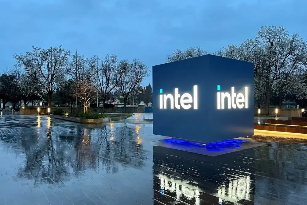 Intel reorganiseert (half) en er is maar één reden om aandeel nu te kopen